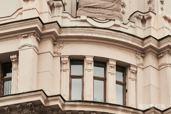 高清摄影 一座前面有钟的大型建筑