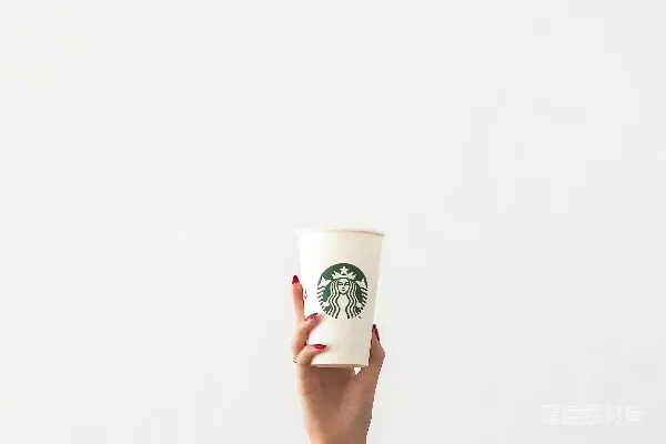 高清摄影 拿着白色塑料杯的人