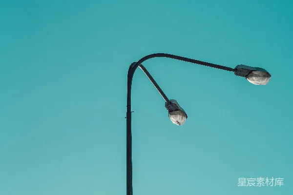 高清摄影 一盏路灯顶部安装有两盏路灯。