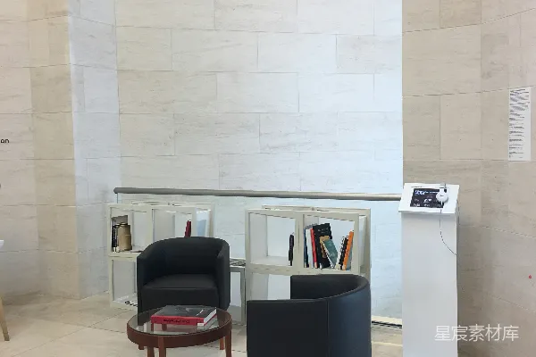 高清摄影 一个房间里有两把椅子和一个讲台。