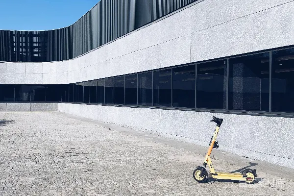 高清摄影 一辆电动车停在建筑物前。