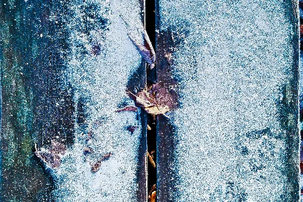 高清摄影 绿色的木板上覆盖着雪。