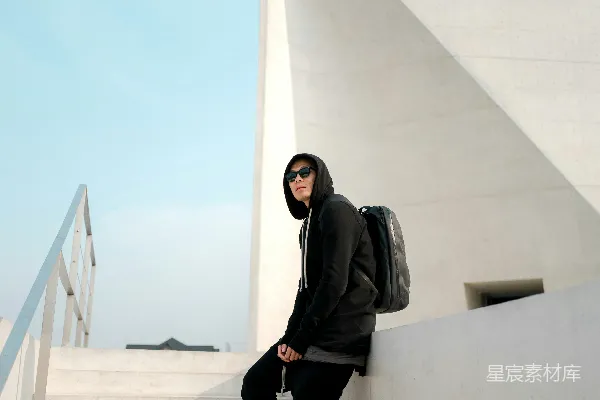 高清摄影 一个男人倚靠在白色的甲板上，站在楼梯间。