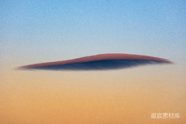 高清摄影 一个大物体正在天空中飞行。