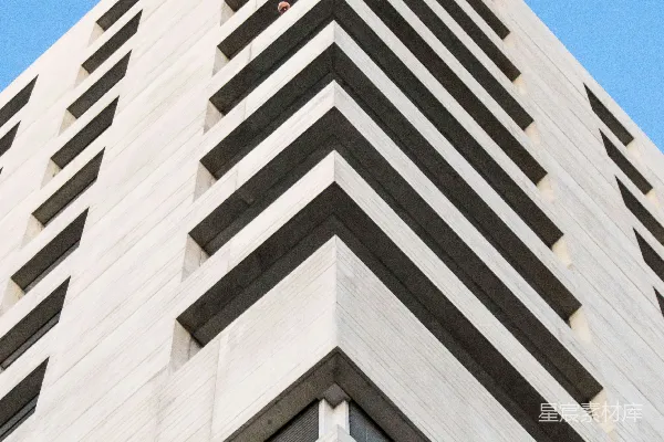 高清摄影 一座非常高大的建筑物，背景是天空。