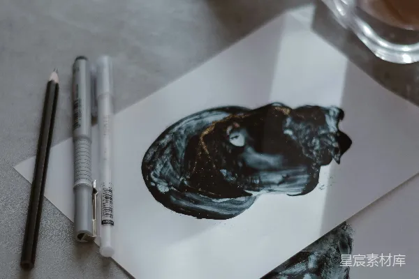 高清摄影 一个装有液体的玻璃杯和一个装有液体的玻璃杯