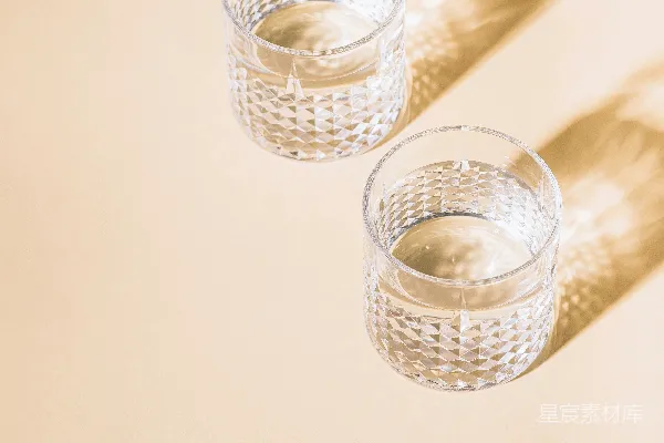 高清摄影 两个酒杯放在桌子上。