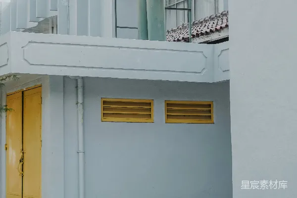高清摄影 带有黄色门的白色混凝土建筑