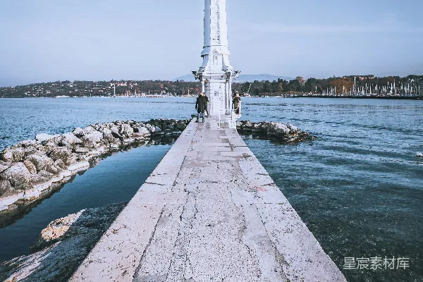 高清摄影 水边的一座白塔
