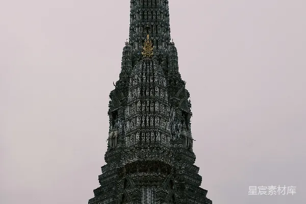高清摄影 一座非常高大的塔，塔的侧面有一个钟。