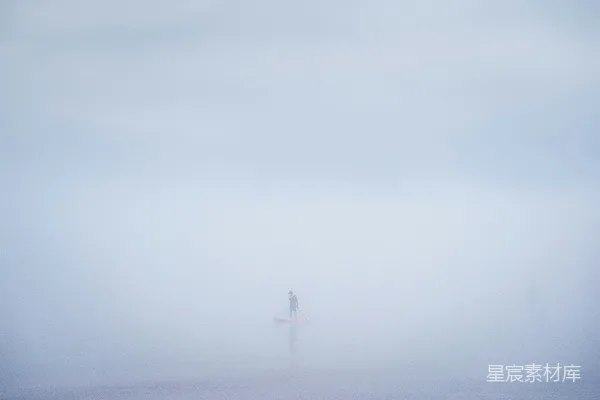 高清摄影 一个站在雾中冲浪板上的人