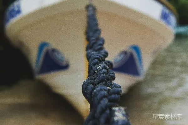 高清摄影 黑绳子在棕色木桌上