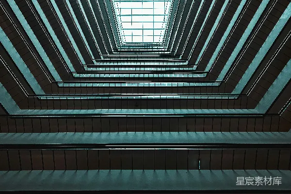 高清摄影 一座高耸的建筑物，上面有一个天窗。