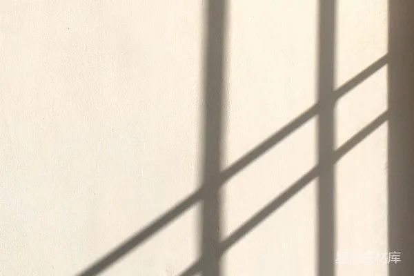 高清摄影 窗户的影子落在一堵米色的墙上。