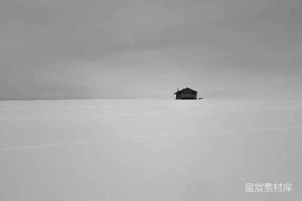 高清摄影 一座孤零零的房子矗立在广袤的雪原之中。