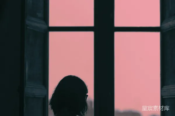 高清摄影 站在窗户前的女人