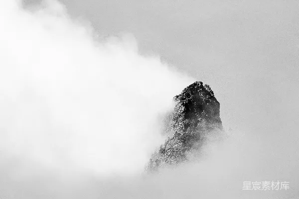 高清摄影 云雾缭绕的山丘灰度摄影