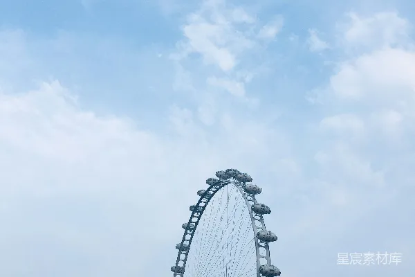高清摄影 白天白云下的白色摩天轮