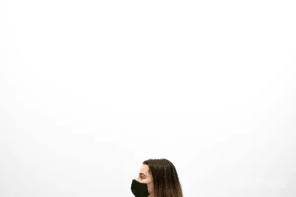高清摄影 一个女人站在一堵白墙前