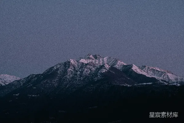 高清摄影 夜晚覆盖着积雪的山景