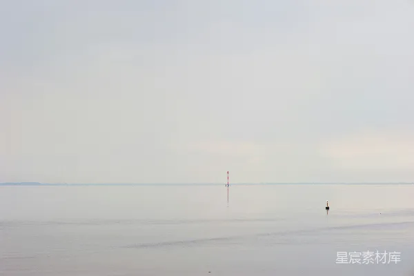 高清摄影 Butjadingen, Lower Saxony, Germany，海平线宁静而平和。