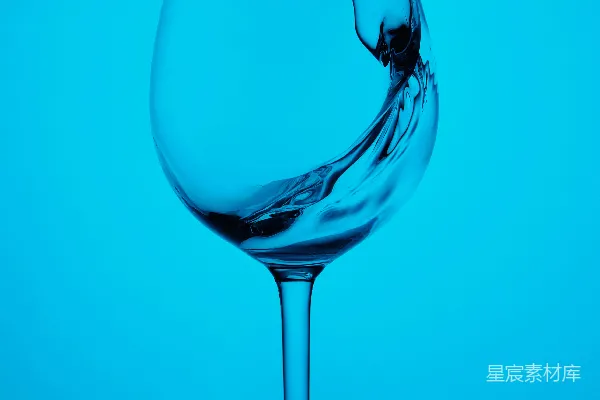 高清摄影 装有红葡萄酒的酒杯