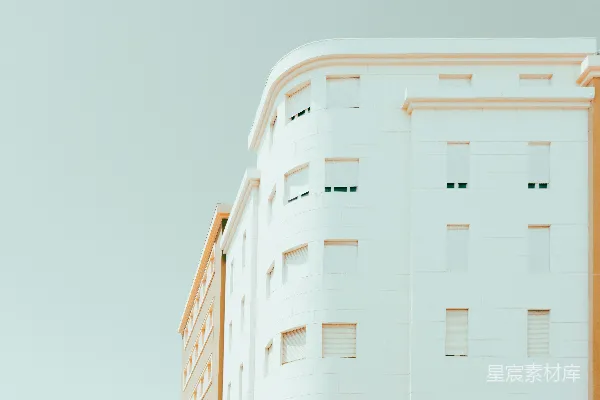 高清摄影 一座高大的白色建筑，上面有一个钟表。