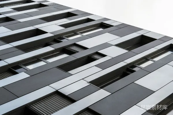 高清摄影 一座高大的建筑，窗户很多。