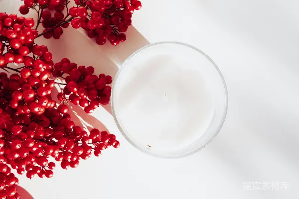 高清摄影 白色陶瓷碗上的红色花朵