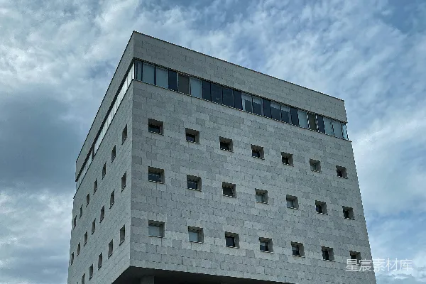 高清摄影 一座高大的白色建筑，窗户很多。