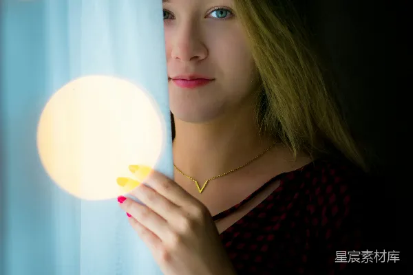 高清摄影 在幕布后面拍摄的女性照片