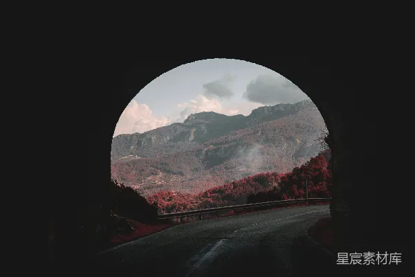 高清摄影 一条黑暗的隧道，背景是群山。