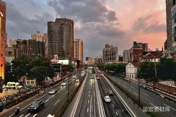 高清摄影 一条繁忙的街道，车辆穿梭其中。