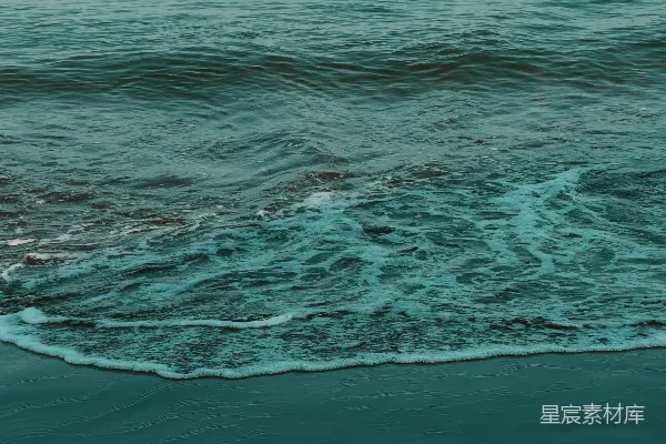 高清摄影 一个在海洋波浪上骑冲浪板的人