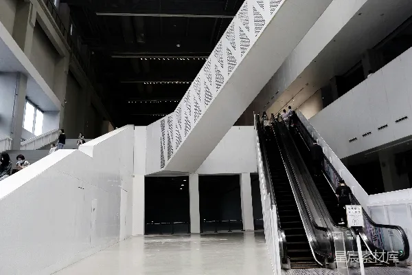 高清摄影 建筑物内的白色和黑色电梯