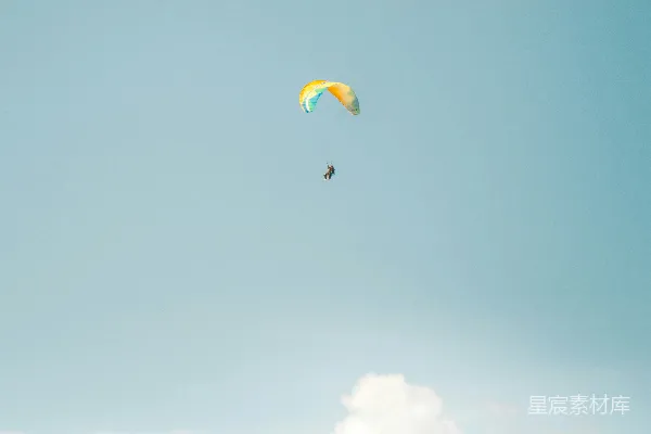 高清摄影 滑翔伞运动员在高空翱翔