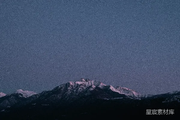 高清摄影 一座山峦的景象，山上覆盖着积雪。