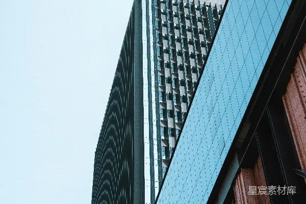 高清摄影 一座非常高的建筑物紧挨着另一座非常高的建筑物。