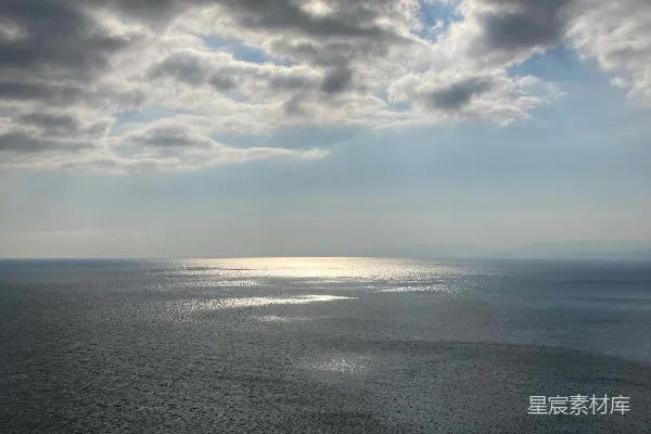 高清摄影 在多云的天空下，一片广阔的水域