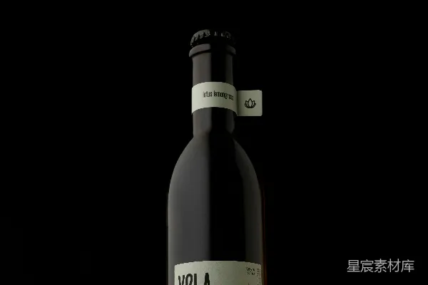 高清摄影 一瓶酒放在桌子上。