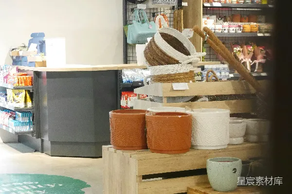 高清摄影 一个装满各种不同种类商品的商店