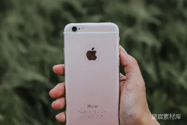 高清摄影 拿着玫瑰金色iPhone 6s的人