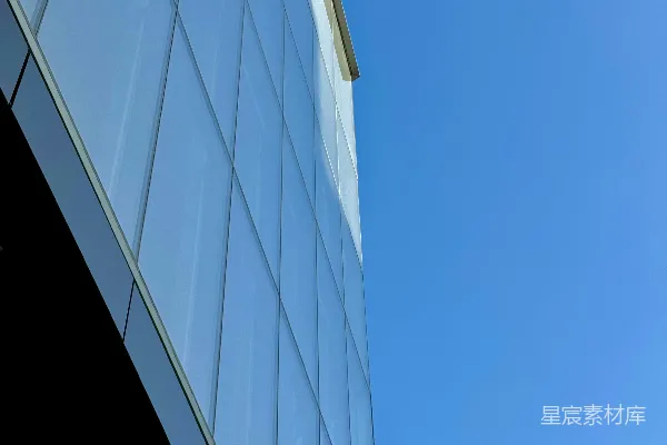 高清摄影 一座高楼，侧面有一座钟表。