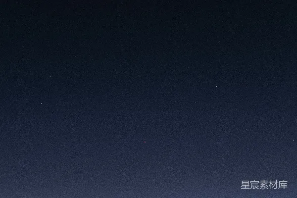 高清摄影 夜空中的景象，背景是山。