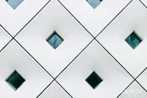 高清摄影 一座建筑物的特写，它有许多方形窗户。