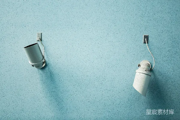 高清摄影 墙上有两个监控摄像头