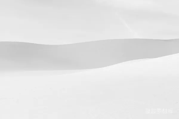 高清摄影 一个男人在雪覆盖的斜坡上滑雪