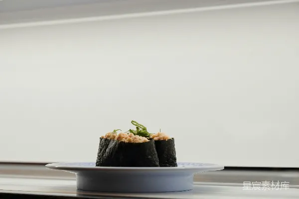 高清摄影 寿司盛在白瓷碟上
