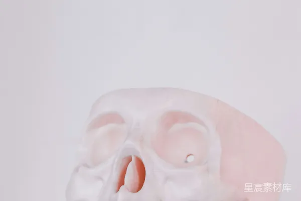 高清摄影 粉色的面罩挂在白色墙上