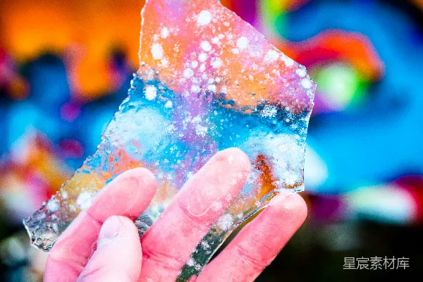 高清摄影 选择性聚焦摄影：手持融化的冰的人